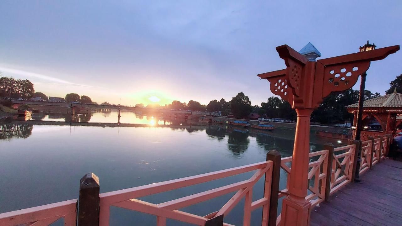 Ikraam Inn Bed & Breakfast ศรีนาการ์ ภายนอก รูปภาพ