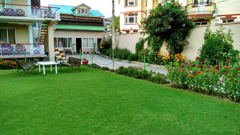 Ikraam Inn Bed & Breakfast ศรีนาการ์ ภายนอก รูปภาพ
